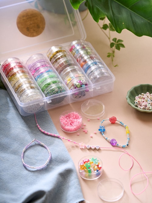 Kit Créatif Perles Seaside – 535 Perles + 2,2m Élastique + Boîte Coquillage, Loisir Créatif Enfant Plage & Bijoux