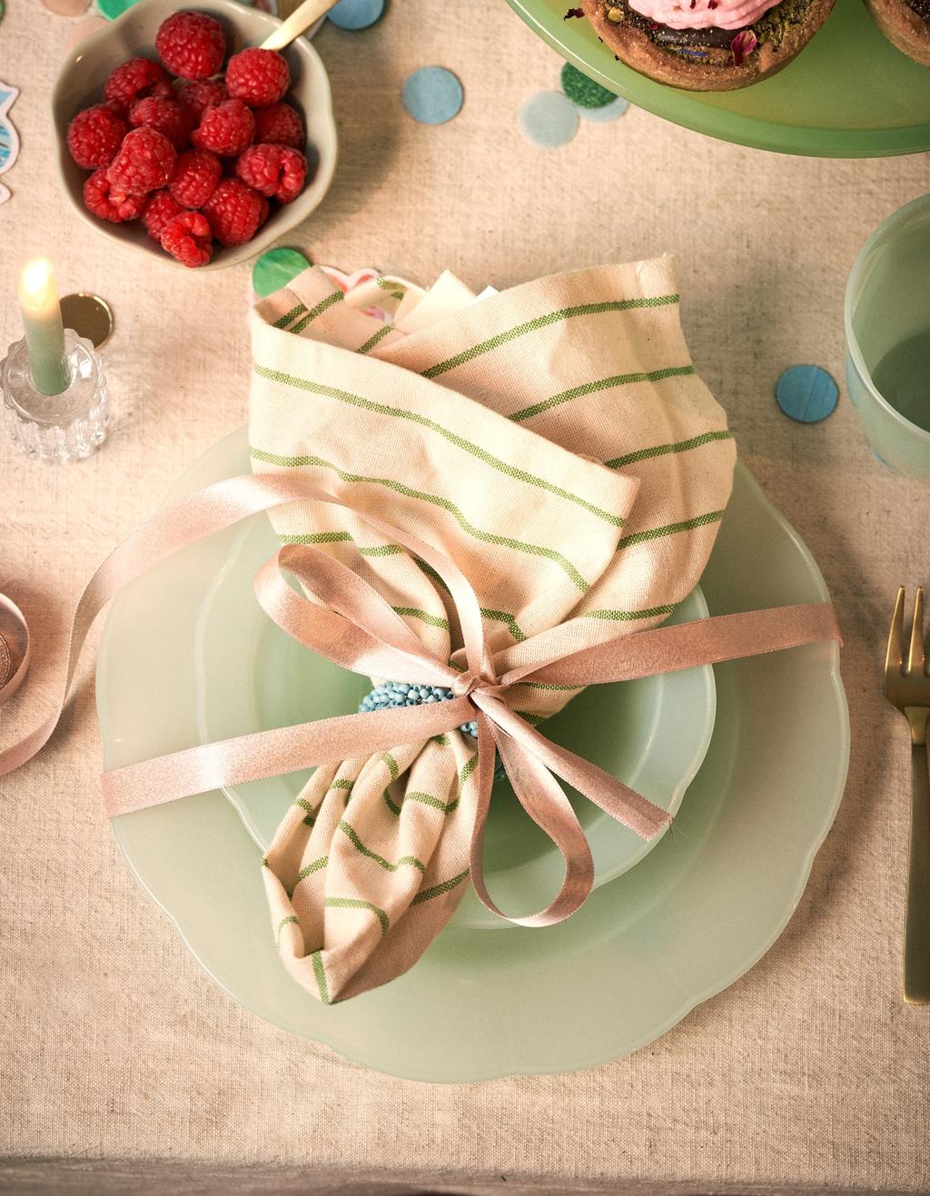 Set Stoviglie Compleanno: 20 Piatti E 20 Tovaglioli Di Carta 23 Cm Per Feste E Matrimoni