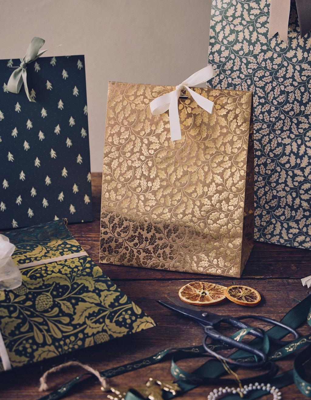 Envelope gift bag Paper. 19 x 24 x 11 cm. Off White