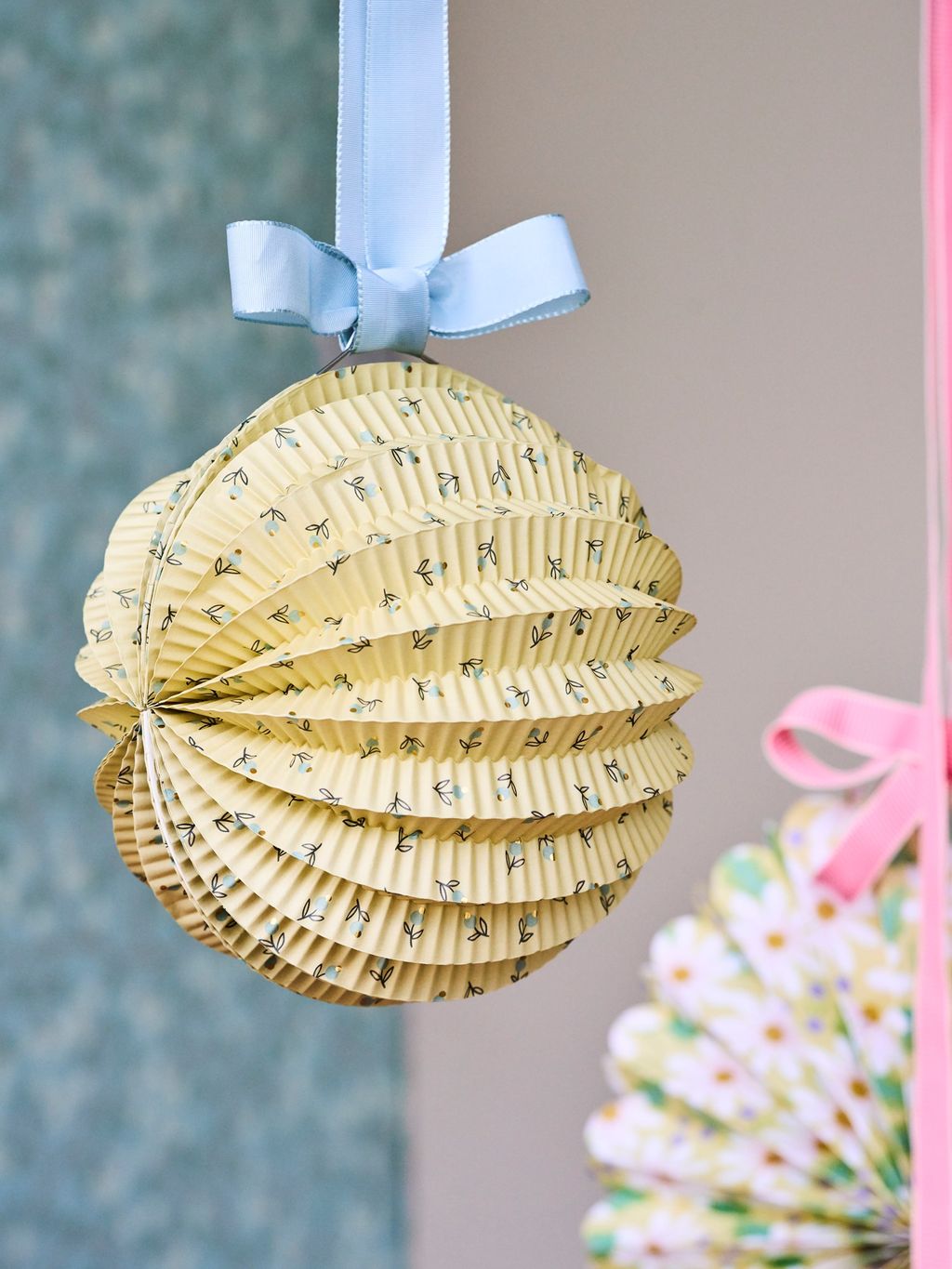 Lampions Feestdecoratie, papieren lampion, saliegroen, papieren lantaarn, 12 stuks, ronde hangende papieren lantaarns voor bruiloften, bruid, babyshower, geslacht, reveal, verjaardagsdecoratie