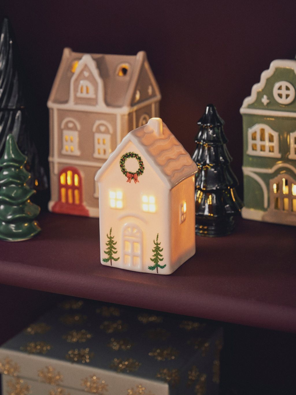 LED-Haus | Porzellan. 6 x 6 x 11 cm