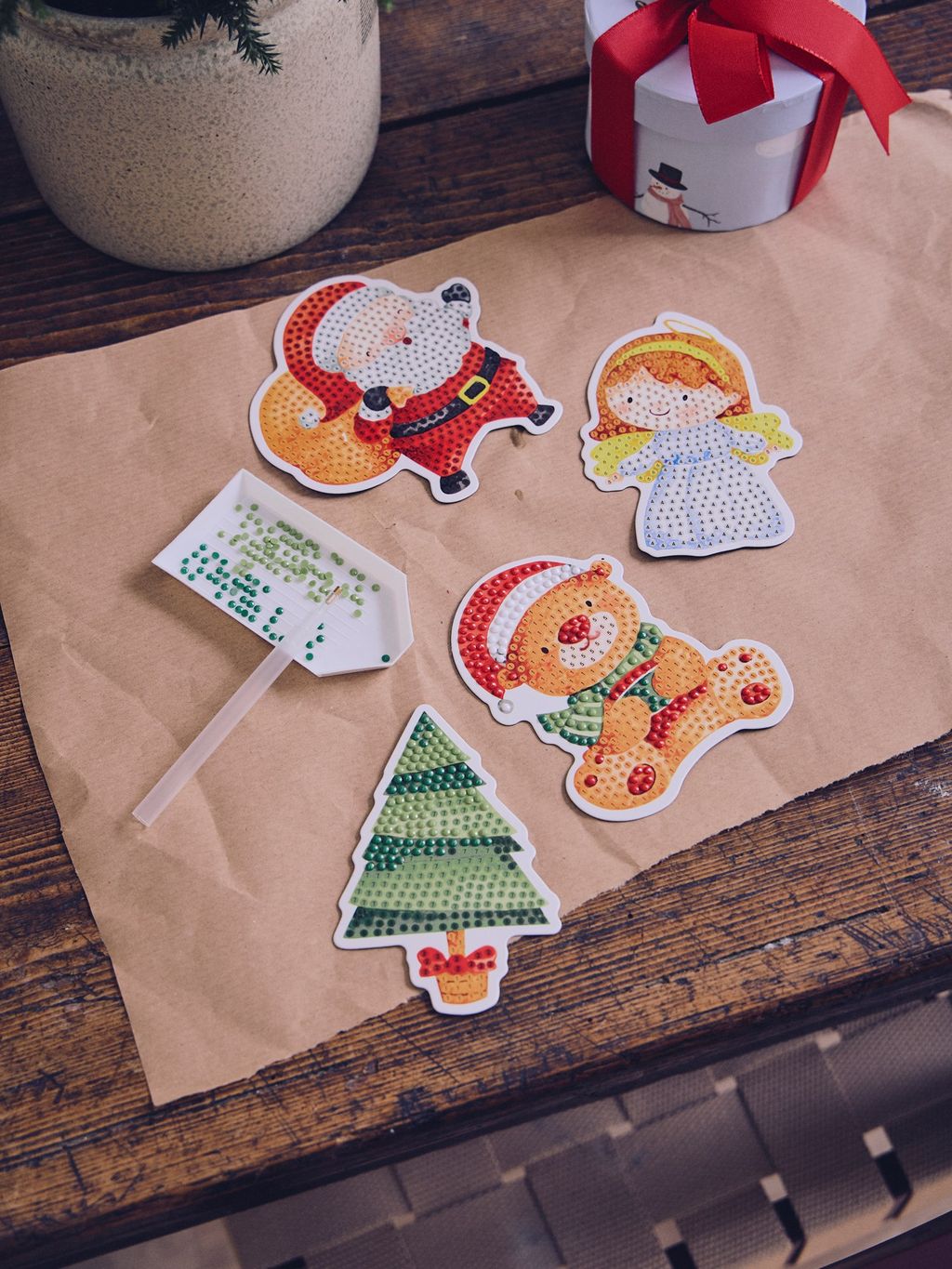 BAYUNOE Lot De 8 Pendentifs En Diamant à Suspendre - Couronne De Noël Ajourée - Motif Double Face - Pour Fenêtre, Maison, Jardin, Mur, Porte