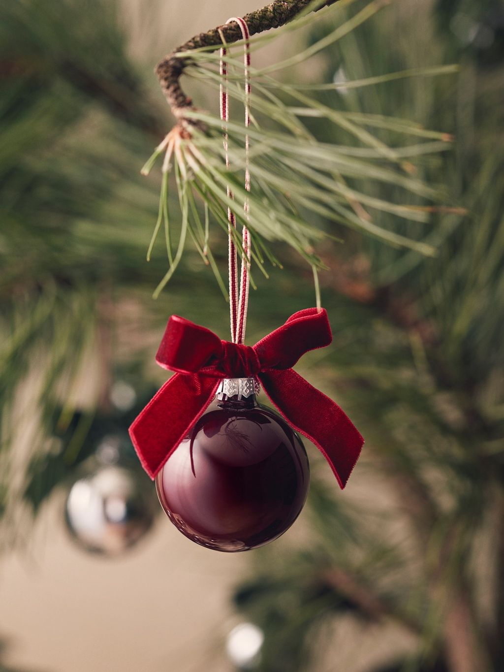 Boule de Noël avec nœud en velours | Verre. Ø 5 cm. | Bordeaux