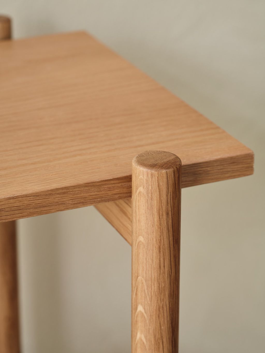 Bois de chêne massif/placage de chêne/MDF. 70 x 36 x 80 cm.