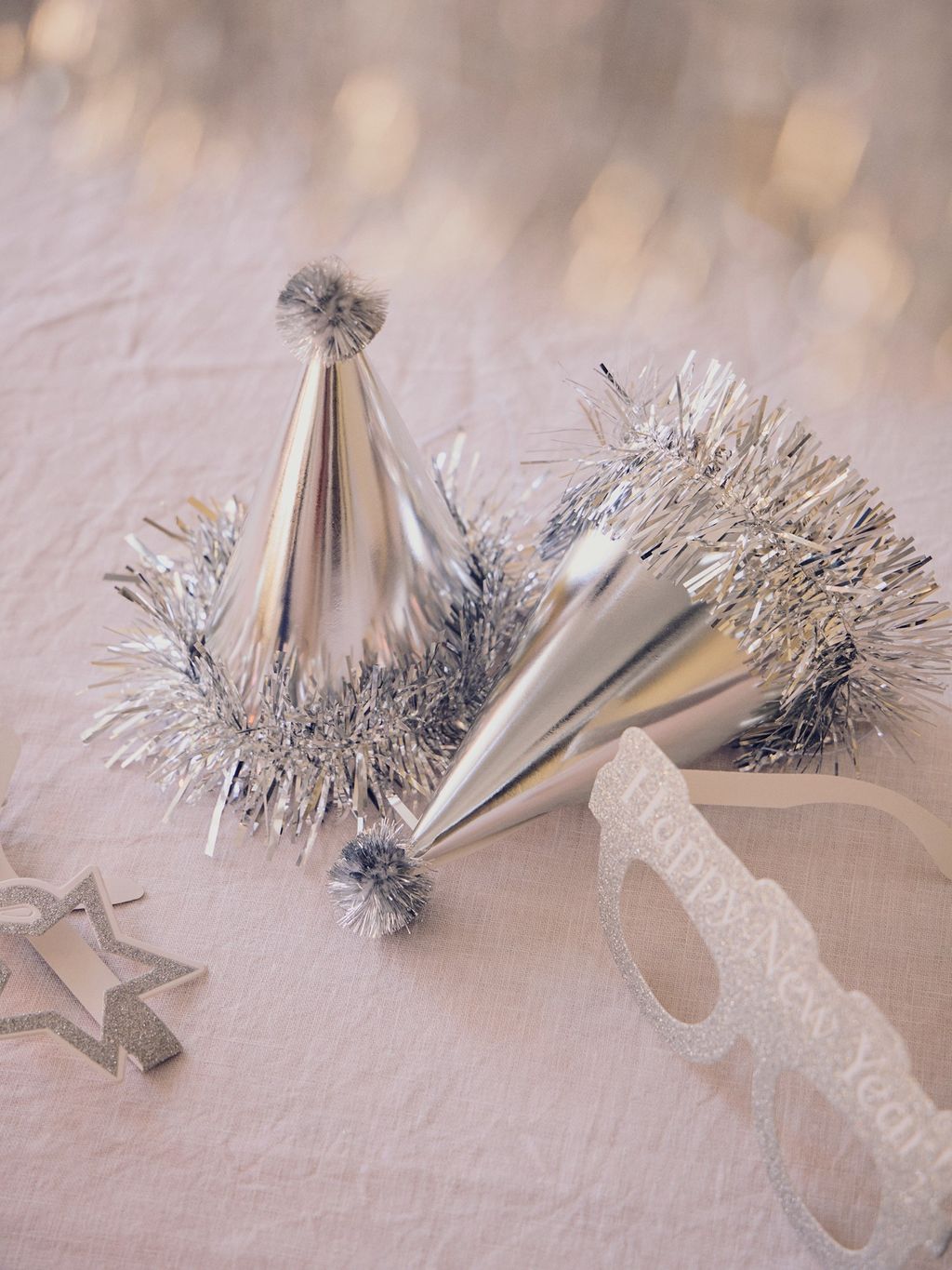 Amscan 180249 - Decorazione Da Appendere Per Capodanno, 3 Pezzi, Soffici Festoni A Tema 'Ruggente Anno Nuovo'