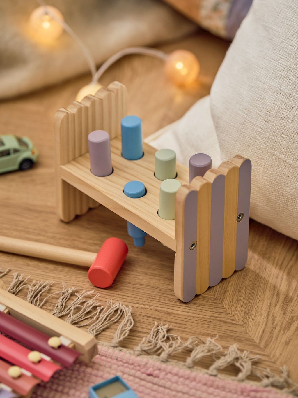 Wooden hammer bench toy | Pinewood. 18 x 9 x 13 cm. | Multi