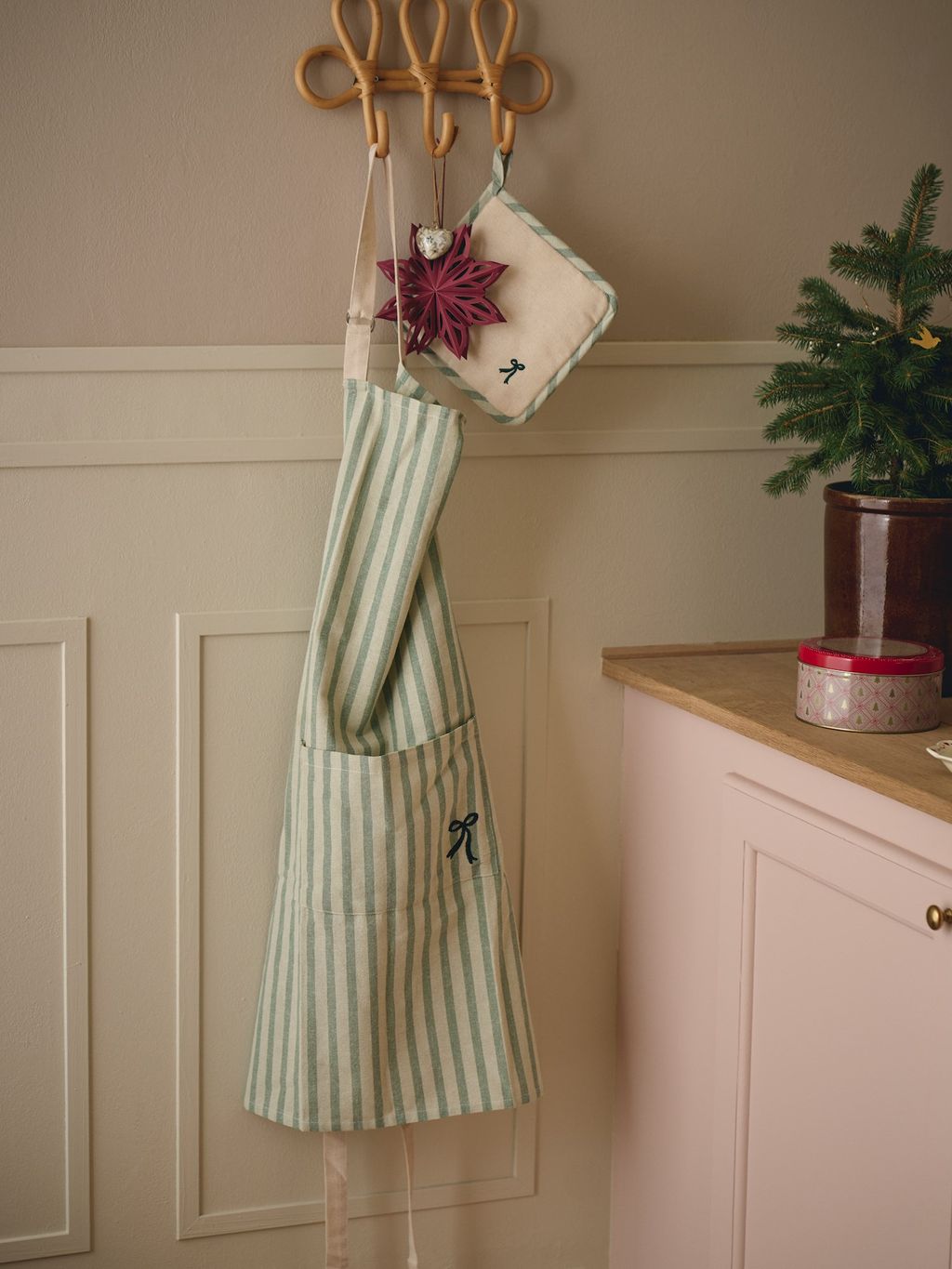 Apron | Cotton. 70 x 85 cm. | Moss Green, Off White
