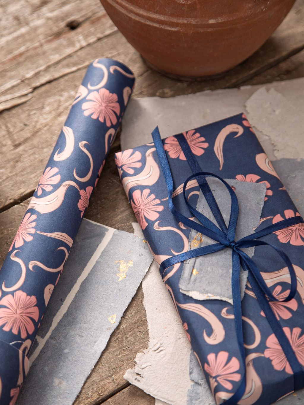 Lot Papier Cadeau Pâques - 8 Feuilles 70x50cm + Ciseaux + Ruban - Motifs De Pâques